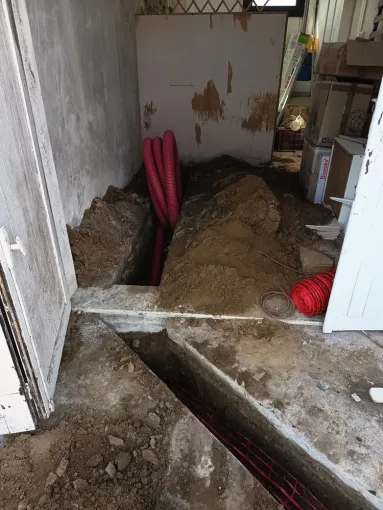 Réalisation d'une tranchée pour le passage d'une gaine électrique, Dax, BJA Terrassement